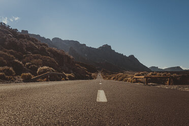 Leere Straße im Teide-Nationalpark, Teneriffa, Spanien - CHPF00535