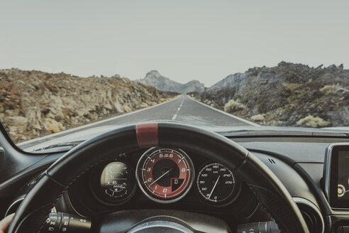 Persönliche Perspektive in einem Auto, Straße Teide National Park, Teneriffa, Spanien - CHPF00538