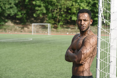 Porträt eines Sportlers auf einem Fußballplatz - AHSF00407