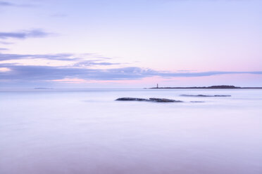 Strand mit dem als St Baldreds Boat bekannten Notaufnahmeturm in der Ferne, North Berwick, East Lothian, Schottland - SMAF01233