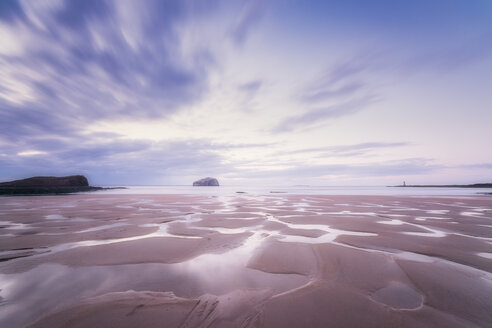 Bass Rock in der Ferne bei Sonnenuntergang, North Berwick, East Lothian, Schottland - SMAF01234