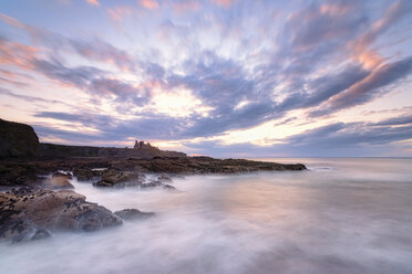 Blick auf Tantallon Castle bei Sonnenuntergang, North Berwick, East Lothian, Schottland - SMAF01236