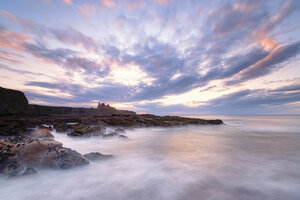 Blick auf Tantallon Castle bei Sonnenuntergang, North Berwick, East Lothian, Schottland - SMAF01236