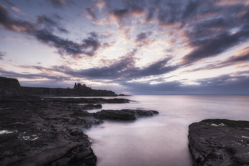 Blick auf Tantallon Castle bei Sonnenuntergang, North Berwick, East Lothian, Schottland - SMAF01238