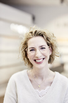 Portrait of smiling businesswoman - FMKF05682