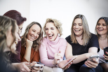 Gruppe von sechs lachenden Frauen mit Smartphones - FMKF05686