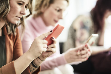 Women using mobile devices, close-up - FMKF05699