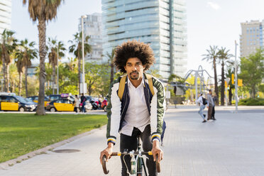 Lässiger Geschäftsmann auf dem Fahrrad in der Stadt, Barcelona, Spanien - AFVF03041