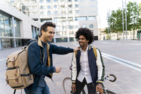 Zwei glückliche Geschäftsleute treffen sich in der Stadt, Barcelona, Spanien, lizenzfreies Stockfoto