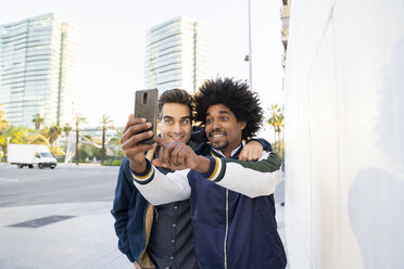 Zwei glückliche Freunde machen ein Selfie in der Stadt, Barcelona, Spanien - AFVF03143