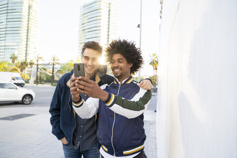 Zwei glückliche Freunde machen ein Selfie in der Stadt, Barcelona, Spanien, lizenzfreies Stockfoto