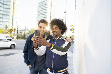 Zwei glückliche Freunde machen ein Selfie in der Stadt, Barcelona, Spanien - AFVF03144