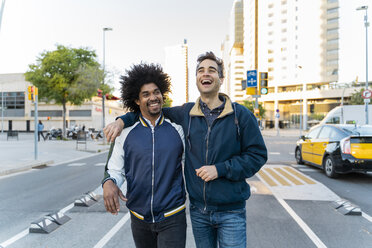 Zwei glückliche Freunde beim Spaziergang in der Stadt, Barcelona, Spanien - AFVF03150