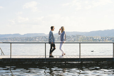 Junges Paar steht auf dem Steg am Zürichsee, Zürich, Schweiz - FBAF00645