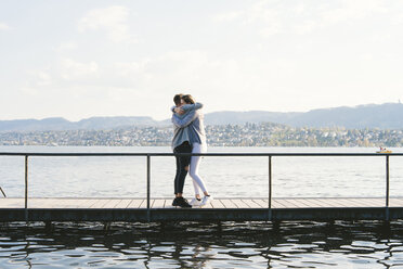 Junges Paar umarmt sich auf dem Steg am Zürichsee, Zürich, Schweiz - FBAF00646