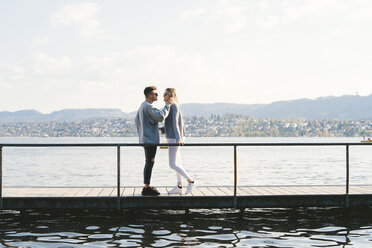 Junges verliebtes Paar auf dem Steg am Zürichsee, Zürich, Schweiz - FBAF00647