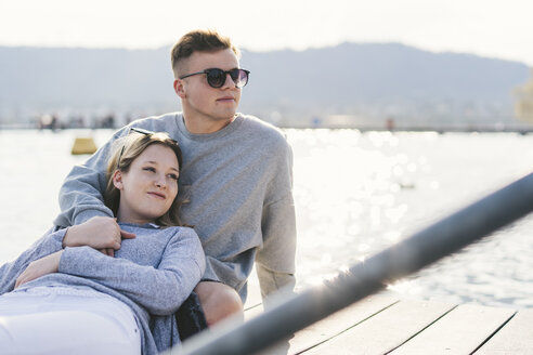 Junges Paar entspannt sich auf einem Steg am Zürichsee, Zürich, Schweiz - FBAF00653