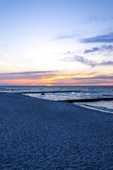 Blick auf den leeren Strand bei Sonnenuntergang, Kuehlungsborn, Deutschland - PUF01596