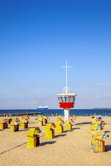 Blick auf den Strand mit Strandkörben mit Kapuze und Wärterturm, Lübeck Travemünde, Deutschland - PUF01605