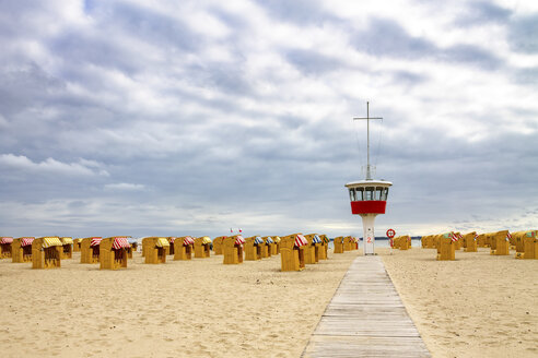 Blick auf den Strand mit Strandkörben mit Kapuze und Wärterturm, Lübeck Travemünde, Deutschland - PUF01607