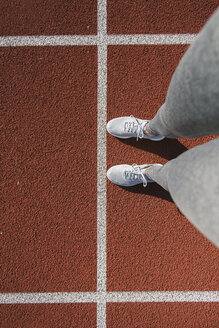 Nahaufnahme der Füße einer Sportlerin auf der Rennstrecke - AHSF00462