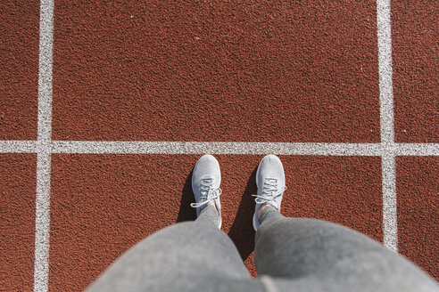 Nahaufnahme der Füße einer Sportlerin auf der Rennstrecke - AHSF00463