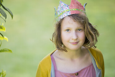A smiling girl in a handmade crown - IHF00066