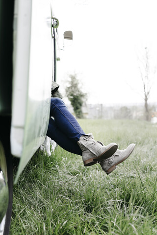 Beine einer Frau, sitzend in einem Wohnmobil, lizenzfreies Stockfoto