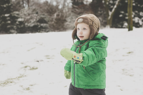 Porträt eines kleinen Jungen im Winter - IHF00077