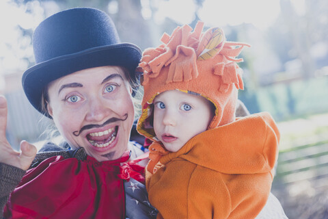 Porträt von Mutter und kleinem Sohn, die sich für den Karneval verkleidet haben, lizenzfreies Stockfoto