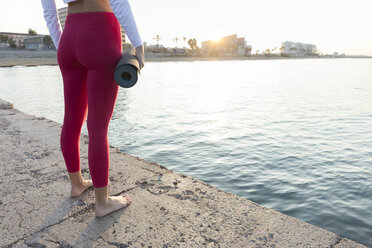 Junge Frau übt Yoga am Strand - JPTF00086