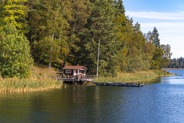 Holzhütte in traditionellem Rot in den Schären bei Stockholm, Schweden - TAMF01507