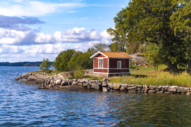 Holzhütte in traditionellem Rot in den Schären bei Stockholm, Schweden - TAMF01509