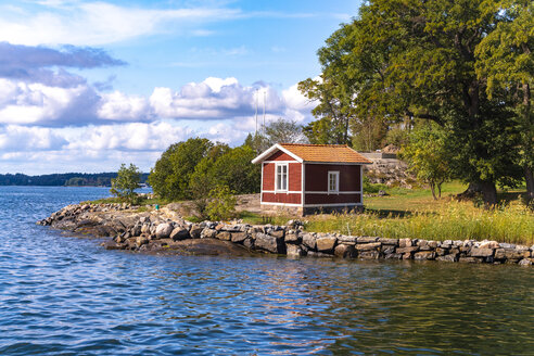 Holzhütte in traditionellem Rot in den Schären bei Stockholm, Schweden - TAMF01509