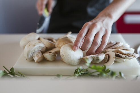 Young woman's hands preparing champignons, close-up - LJF00084