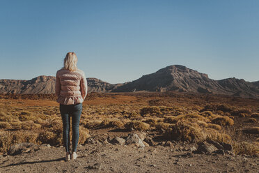 Rückenansicht einer Frau mit Blick auf den Vulkan Teide, Caldera de las Canadas, Teneriffa, Spanien - CHPF00540