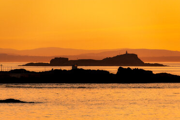 Blick über den Hafen von North Berwick auf die Insel Fidra und den Leuchtturm, North Berwick, East Lothian, Schottland - SMAF01251