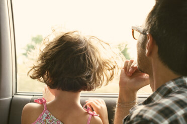 Vater und Tochter schauen aus dem Autofenster - BLEF05749