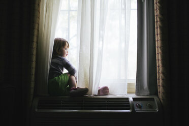 Gemischtrassiges Mädchen sitzt im Fenster - BLEF05763