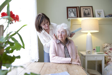 Woman combing hair of elderly mother - BLEF05764