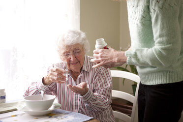 Frau gibt Mutter Medikamente - BLEF05767