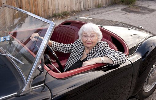 Lächelnde ältere Frau fährt Cabrio - BLEF05770