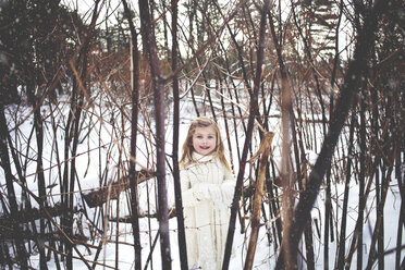 Kaukasisches Mädchen spielt im verschneiten Wald - BLEF05775