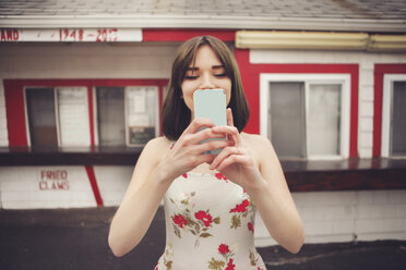 Kaukasische Frau macht Selfie mit Handy - BLEF05787