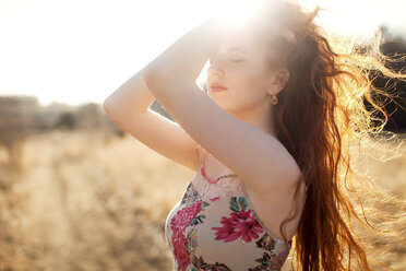 Hispanische Frau in sonnigem Feld stehend - BLEF05797