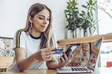 Young woman with credit card and laptop - ACPF00517