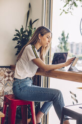 Young woman using a digital tablet - ACPF00518