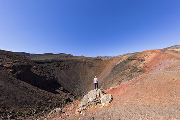 Tourist vor dem Krater Kalu'uoka'o'o, Sliding Sands Trail, Vulkan Haleakala, Haleakala National Park, Maui, Hawaii, USA - FOF10806