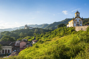 Kirchen auf dem Gipfel des Unesco-Weltkulturerbes Ouro Preto, Minas Gerais, Brasilien - RUNF02332