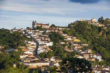 Blick auf die Kolonialstadt Ouro Preto, Minas Gerais, Brasilien - RUNF02336
